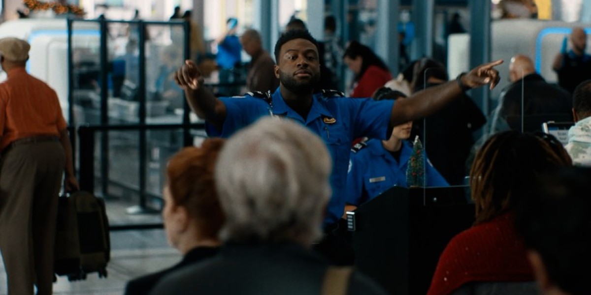 Claustrophobic Thriller – Carry-On Review & Insights