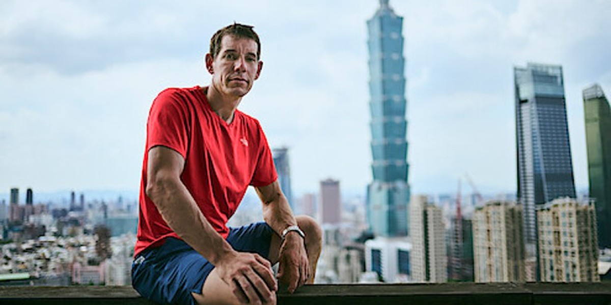 Climber's Ascent of Taipei 101 – Challenge & Rhythm